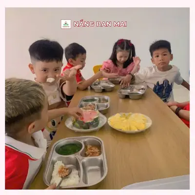 GIỜ TRƯA “SẠCH KHAY CƠM” CỦA CÁC BÉ YÊU TẠI NẮNG BAN MAI! – ảnh 2