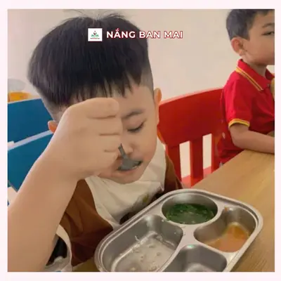 GIỜ TRƯA “SẠCH KHAY CƠM” CỦA CÁC BÉ YÊU TẠI NẮNG BAN MAI! – ảnh 3