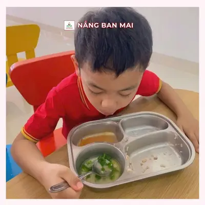 GIỜ TRƯA “SẠCH KHAY CƠM” CỦA CÁC BÉ YÊU TẠI NẮNG BAN MAI! – ảnh 5