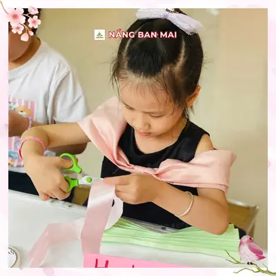 KHÉO TAY HAY LÀM, QUẠT XINH XUA TAN NẮNG VÀNG – ảnh 3